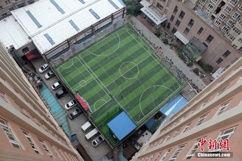 Fu?ballspielen auf dem Dach