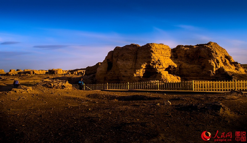 Ruine der ?Schwarzen Stadt“ in der Wüste Gobi
