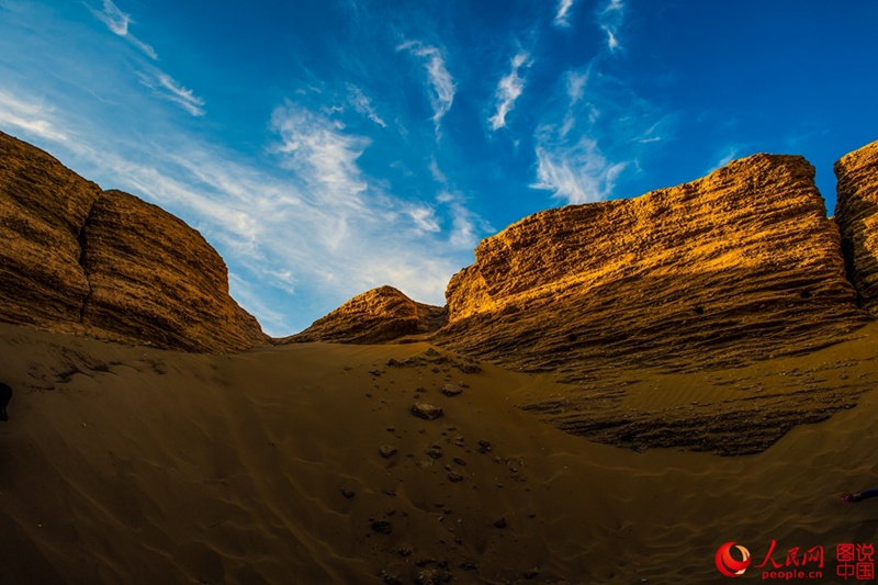 Ruine der ?Schwarzen Stadt“ in der Wüste Gobi