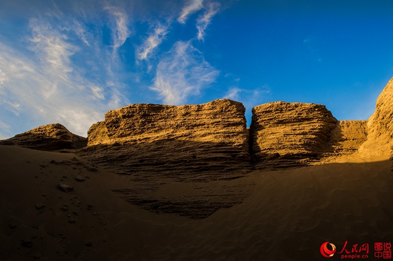 Ruine der ?Schwarzen Stadt“ in der Wüste Gobi