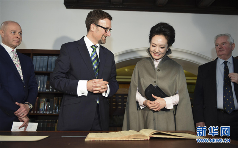 First Lady Peng besucht UK-Schulen