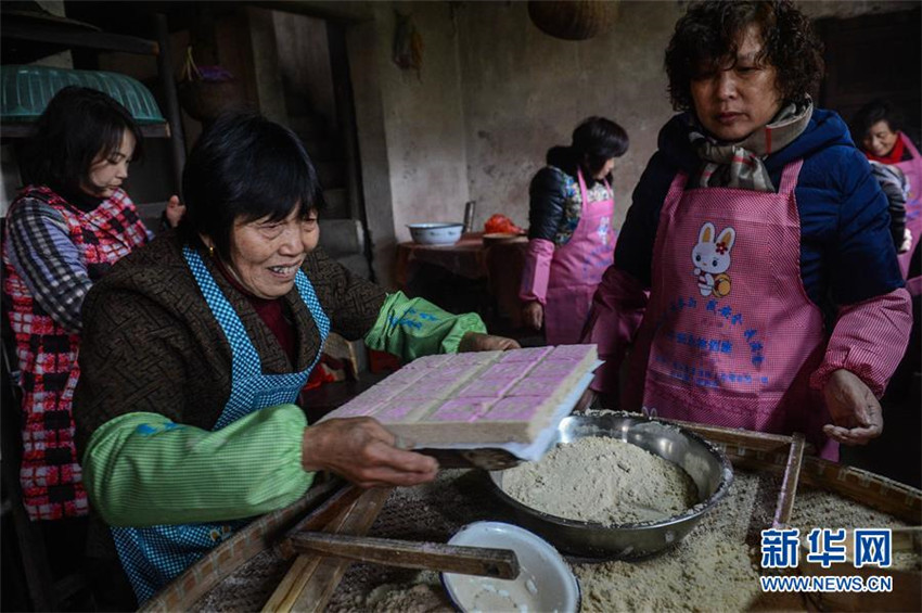 Dorfbewohner in Zhejiang bereiten traditionelle Speisen zum Frühlingsfest