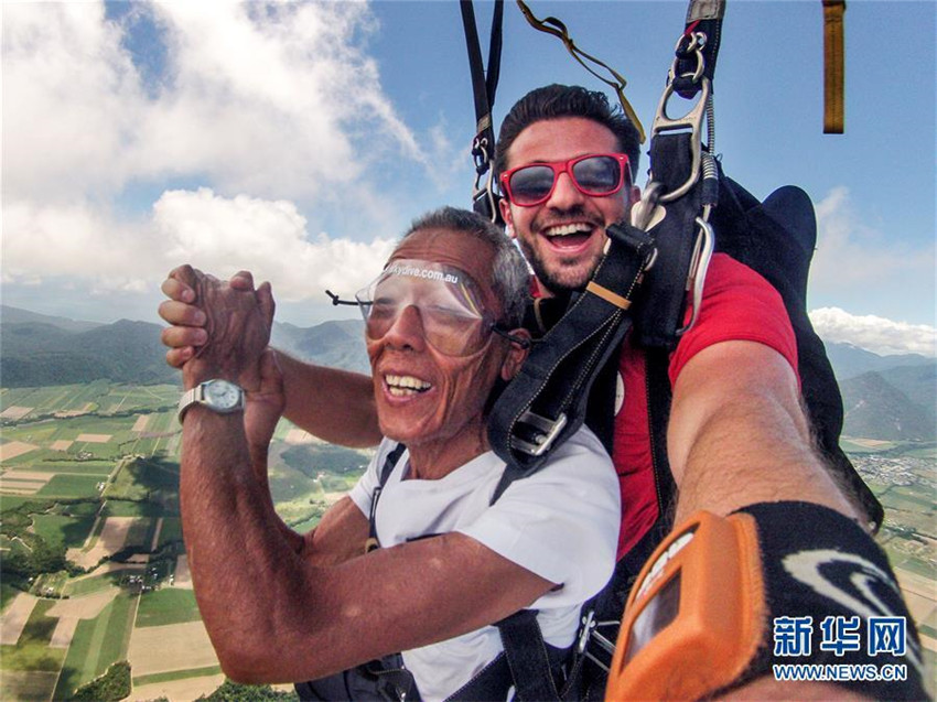 Der 70-j?hrige an Krebs erkrankte Gu Quanping und seine Frau Lu Aiping haben ihren 50. Hochzeitstag in Australien gefeiert. Die beiden mutigen Senioren wagten sogar einen Fallschirmsprung über dem Great Barrier Reef.
