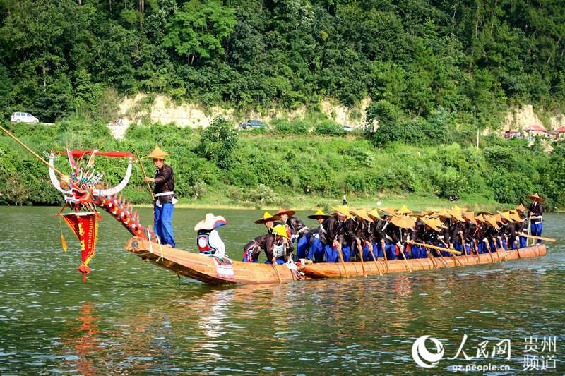 Das Miao-Volk feiert das Drachenbootfest