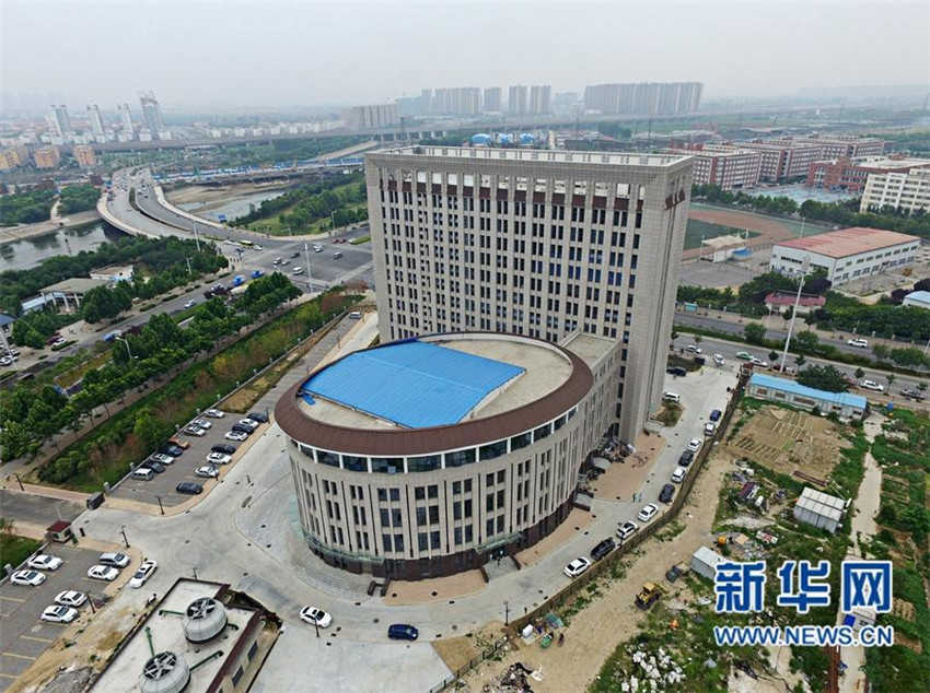 Kuriose ?Riesentoilette“ in Henan