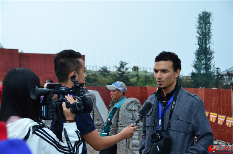 Ausl?ndische Journalisten zu Gast in Emei