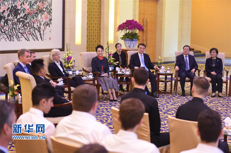 First Lady Peng Liyuan empf?ngt Schüler und Lehrer aus Deutschland