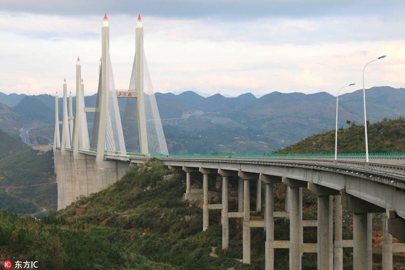 Brücke mit gr??ter Pylonenspannweite der Welt in Hunan fertiggestellt