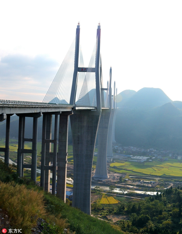 Brücke mit gr??ter Pylonenspannweite der Welt in Hunan fertiggestellt