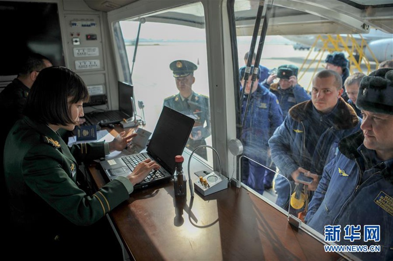 Kunstflugstaffel ?Russische Recken“ erreicht China