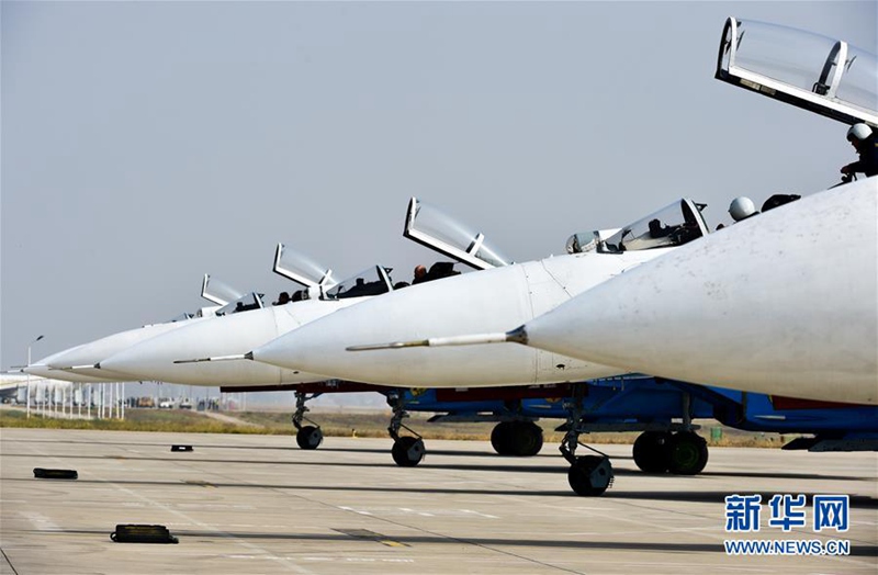 Kunstflugstaffel ?Russische Recken“ erreicht China