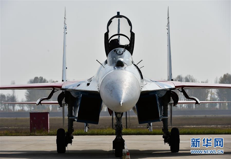 Kunstflugstaffel ?Russische Recken“ erreicht China