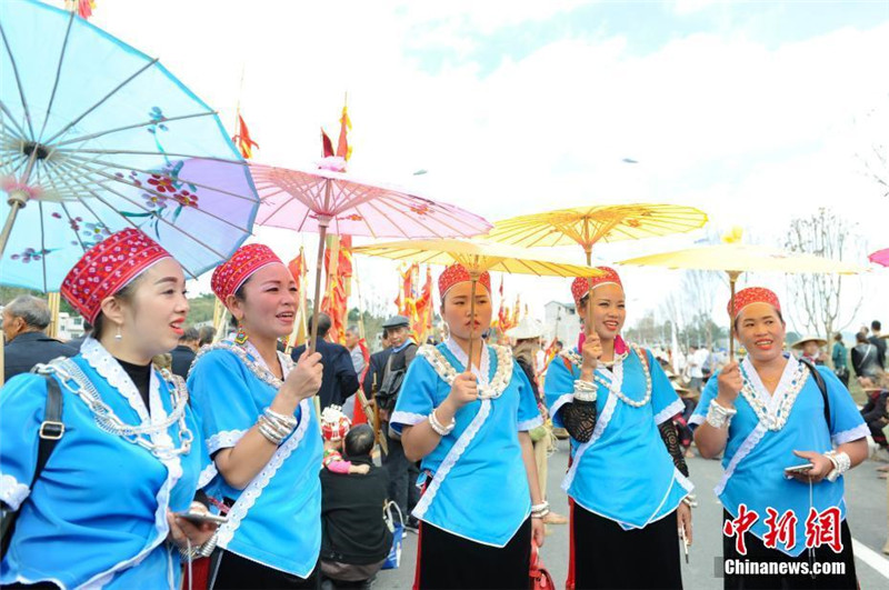Riesiger Silberhut auf dem Lusheng-Volksfest der Miao in Guizhou