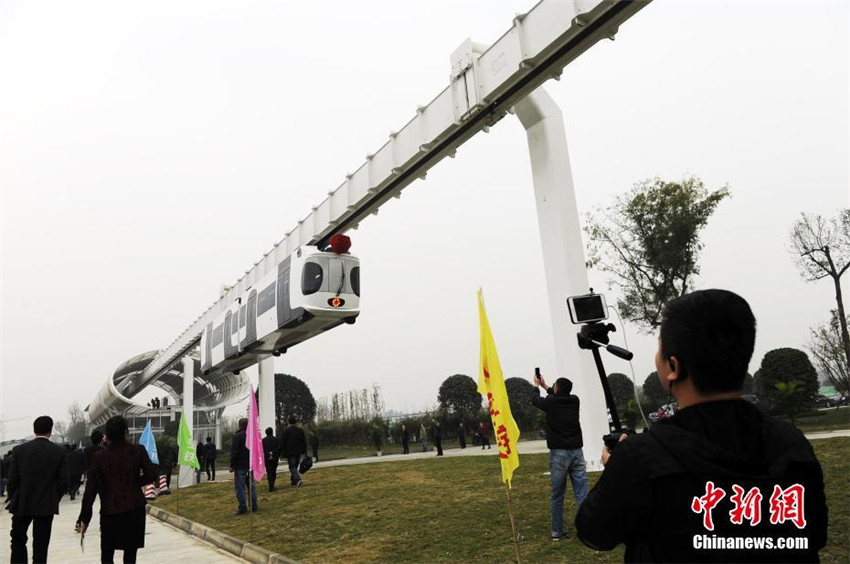 Weltweit erste umweltfreundliche H?ngebahn in Chengdu getestet