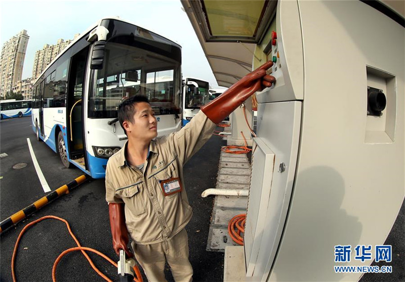 Shanghais Busse tanken Sonne