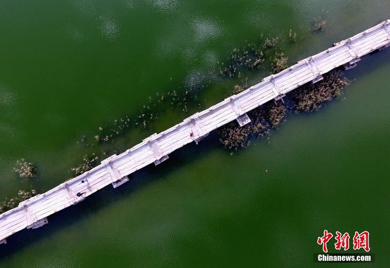 Chinas l?ngste antike Steinbrücke aus der Vogelperspektive