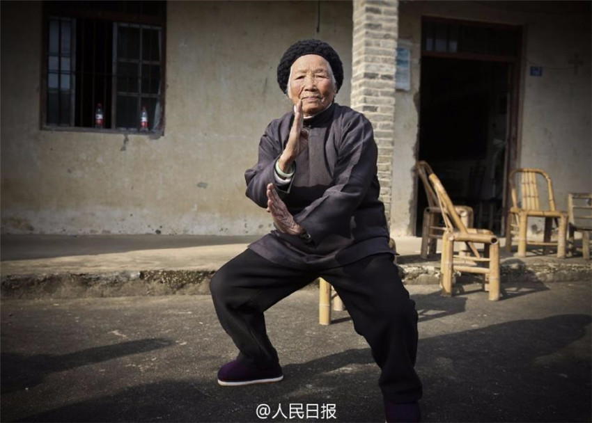 94-j?hrige Kung Fu-Meisterin in Zhejiang