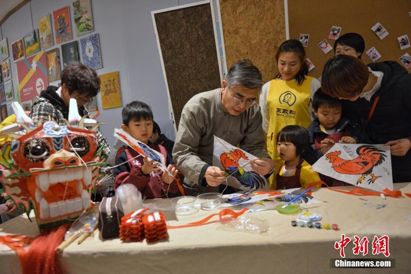 Beijinger malen Drachen am ?Longtaitou-Fest“