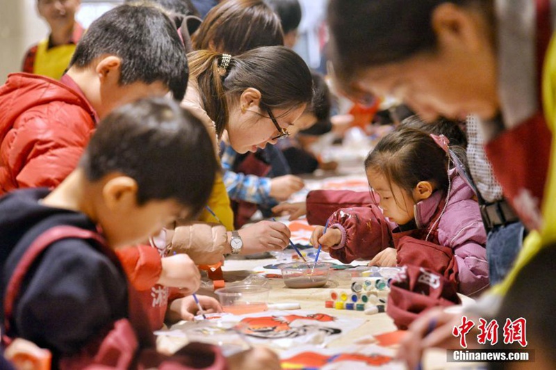 Beijinger malen Drachen am ?Longtaitou-Fest“