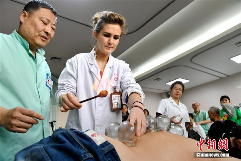 Junge Franz?sin studiert TCM in China