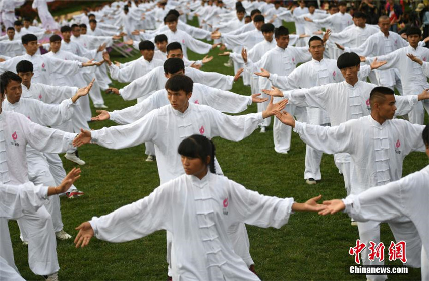 über 1.000 Menschen feiern in Yunnan den Weltyogatag