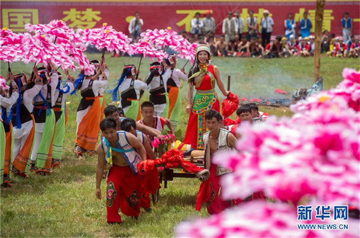 Yi-Volk feiert das ?Fackelfestival“ in Yunnan