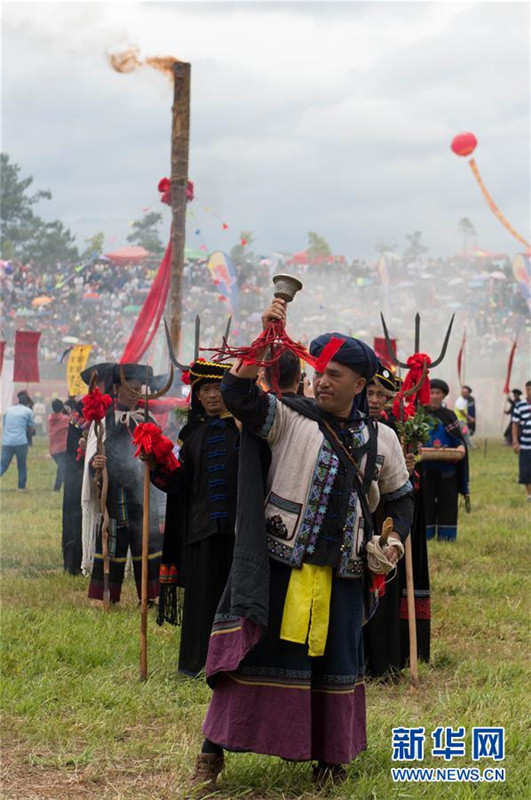 Yi-Volk feiert das ?Fackelfestival“ in Yunnan