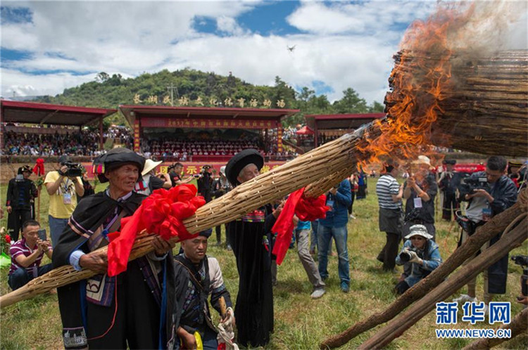 Yi-Volk feiert das ?Fackelfestival“ in Yunnan