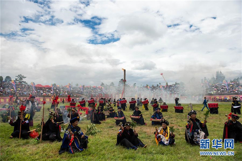 Yi-Volk feiert das ?Fackelfestival“ in Yunnan