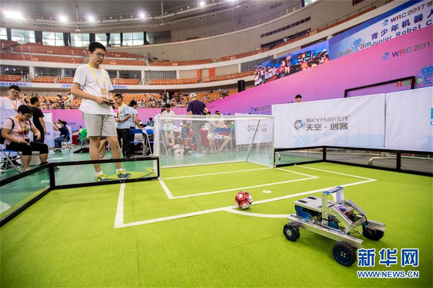 Chinesische Jugendliche zeigen ihr K?nnen in Robotertechnik