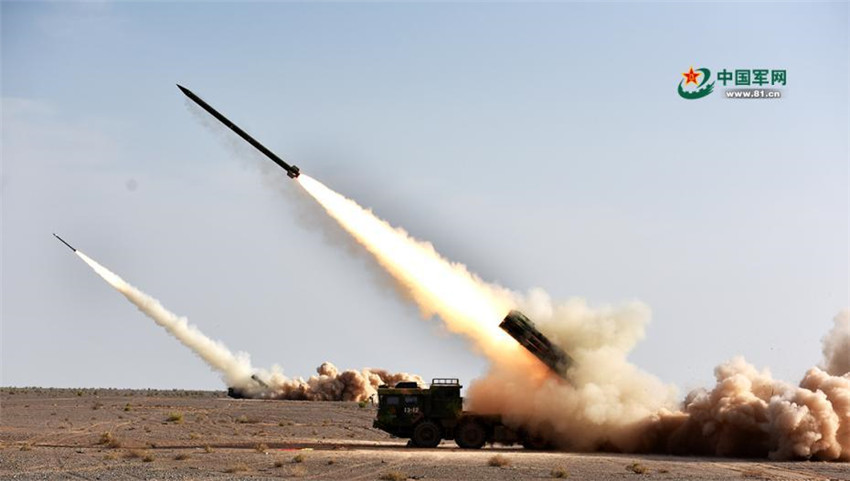 übung mit scharfer Munition in nordwestchinesischen Sandwüsten