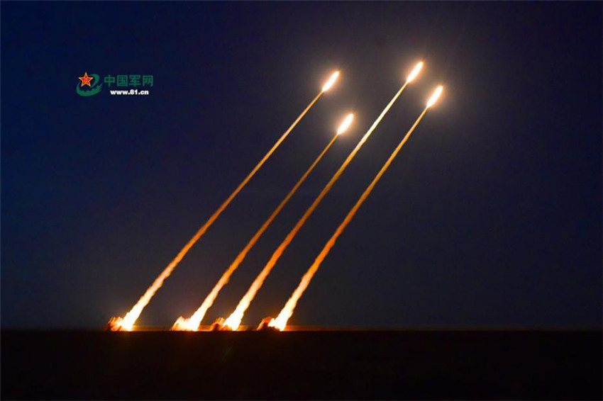 übung mit scharfer Munition in nordwestchinesischen Sandwüsten