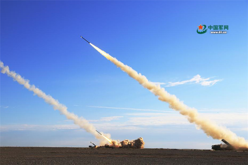 übung mit scharfer Munition in nordwestchinesischen Sandwüsten