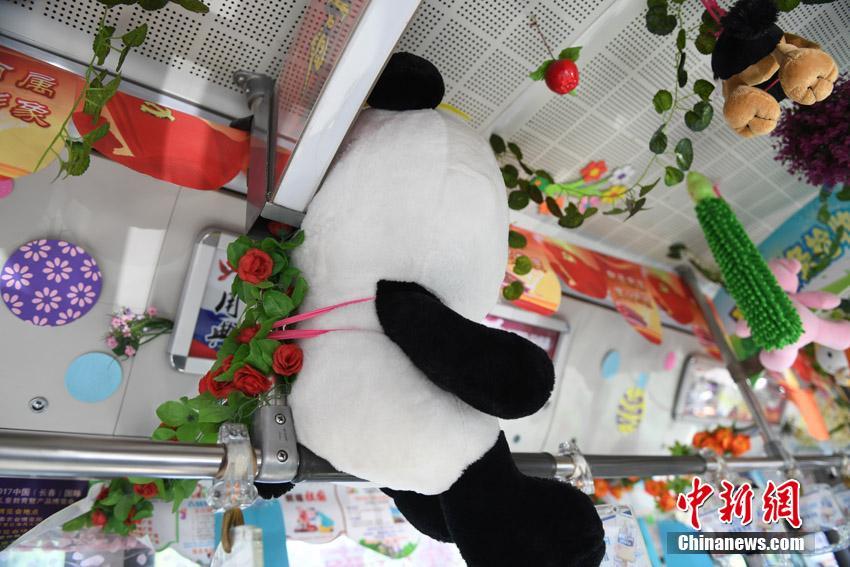 Busfahrerin dekoriert Bus mit eigenem Kinderspielzeug