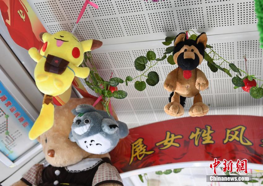 Busfahrerin dekoriert Bus mit eigenem Kinderspielzeug