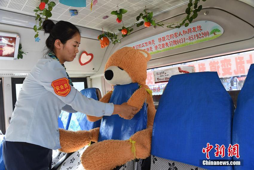 Busfahrerin dekoriert Bus mit eigenem Kinderspielzeug