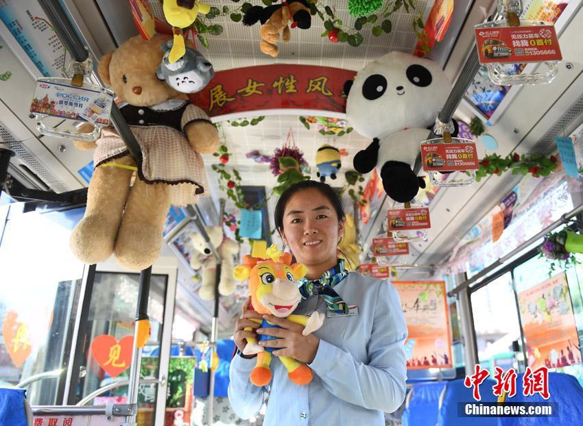 Busfahrerin dekoriert Bus mit eigenem Kinderspielzeug