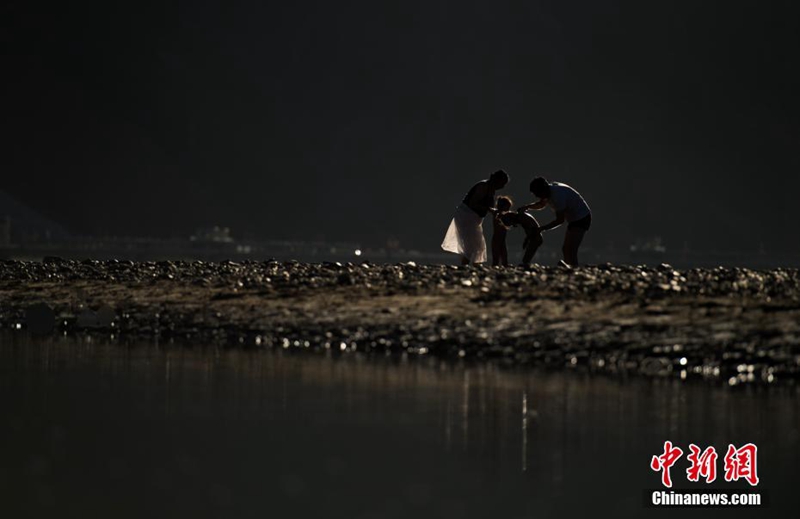 Tibeter feiern ihr ?Bade-Fest“