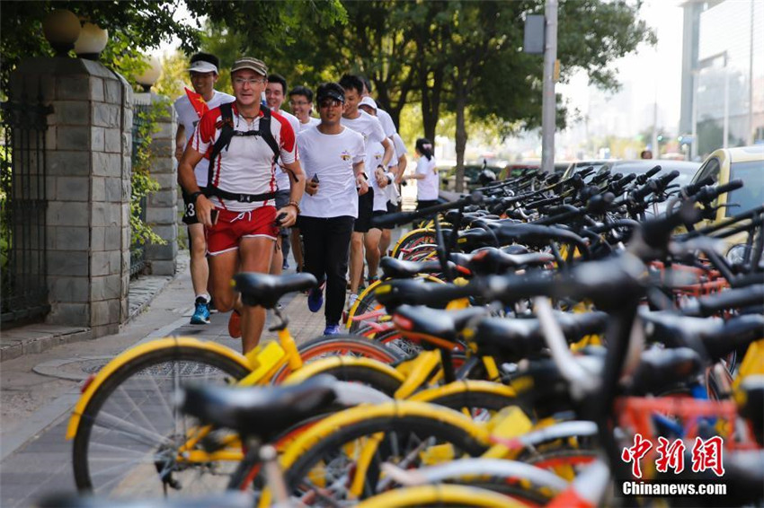 Russischer Sportler l?uft von Moskau nach Beijing