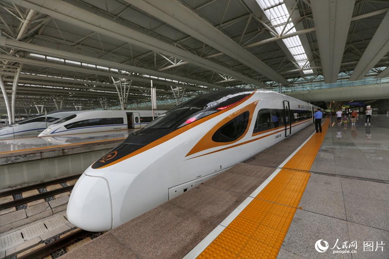 ?Fuxing“ f?hrt mit einer Geschwindigkeit von 350 km/h von Beijing nach Shanghai