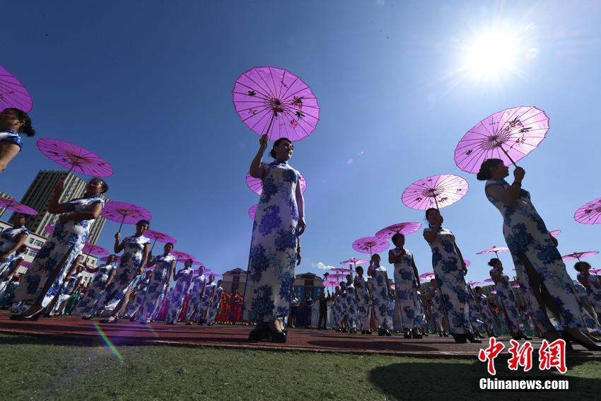 Guinness-Weltrekord: Gr??tes Cheongsam-Treffen in Nordchina