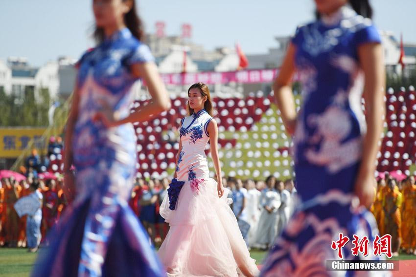 Guinness-Weltrekord: Gr??tes Cheongsam-Treffen in Nordchina