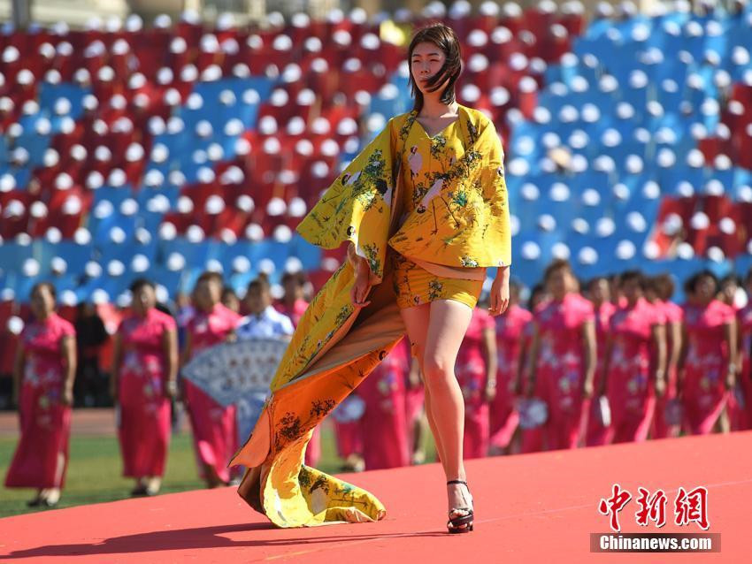 Guinness-Weltrekord: Gr??tes Cheongsam-Treffen in Nordchina