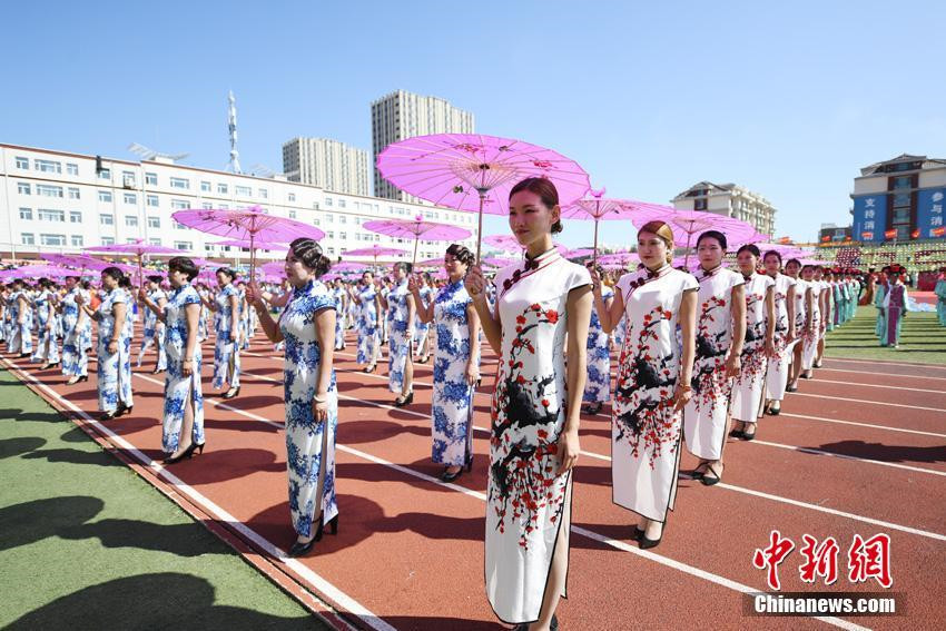 Guinness-Weltrekord: Gr??tes Cheongsam-Treffen in Nordchina