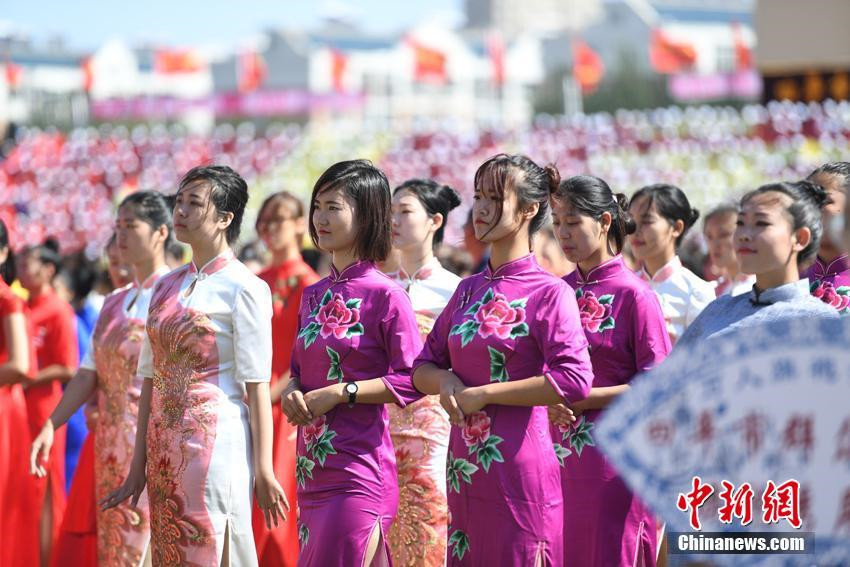 Guinness-Weltrekord: Gr??tes Cheongsam-Treffen in Nordchina