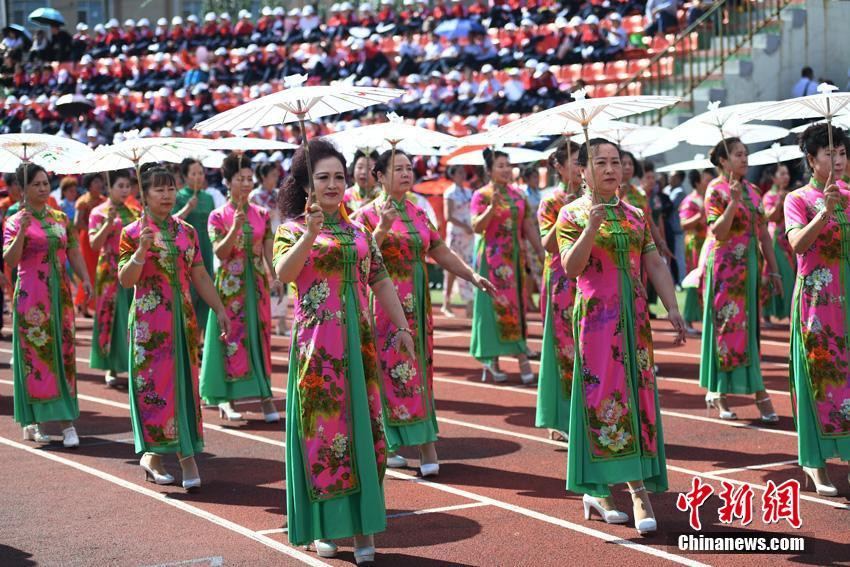 Guinness-Weltrekord: Gr??tes Cheongsam-Treffen in Nordchina