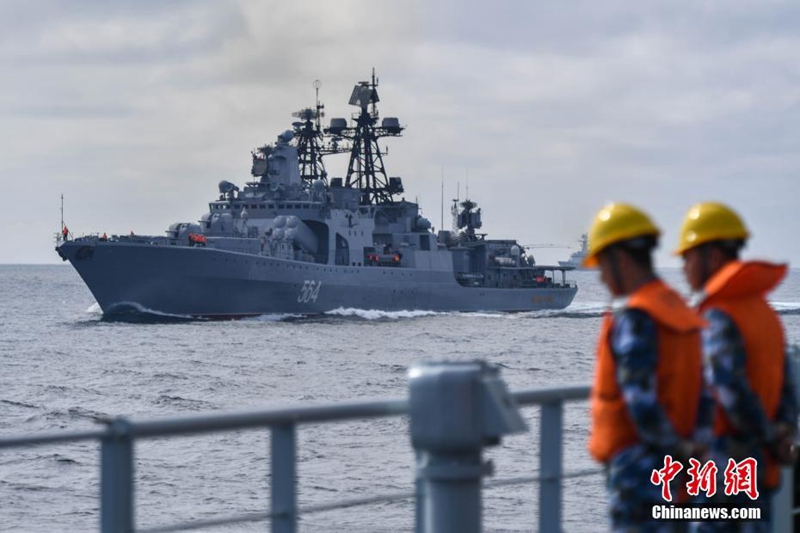 Chinesische und russische Kriegsschiffe üben gemeinsam Nachschubversorgung auf See