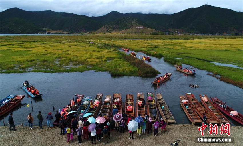 Faszinierende Herbstlandschaft am Lugu-See
