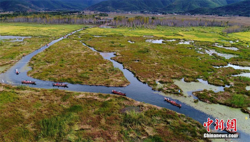 Faszinierende Herbstlandschaft am Lugu-See