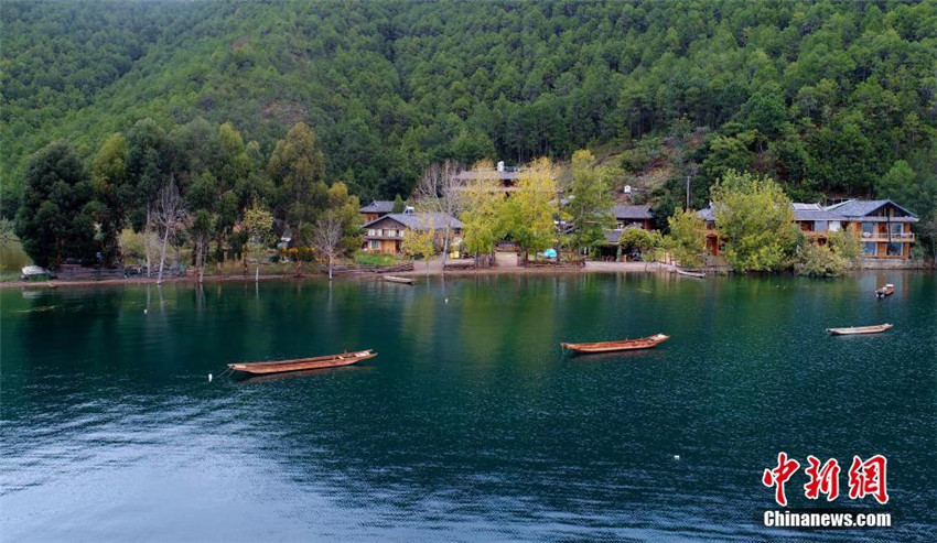 Faszinierende Herbstlandschaft am Lugu-See